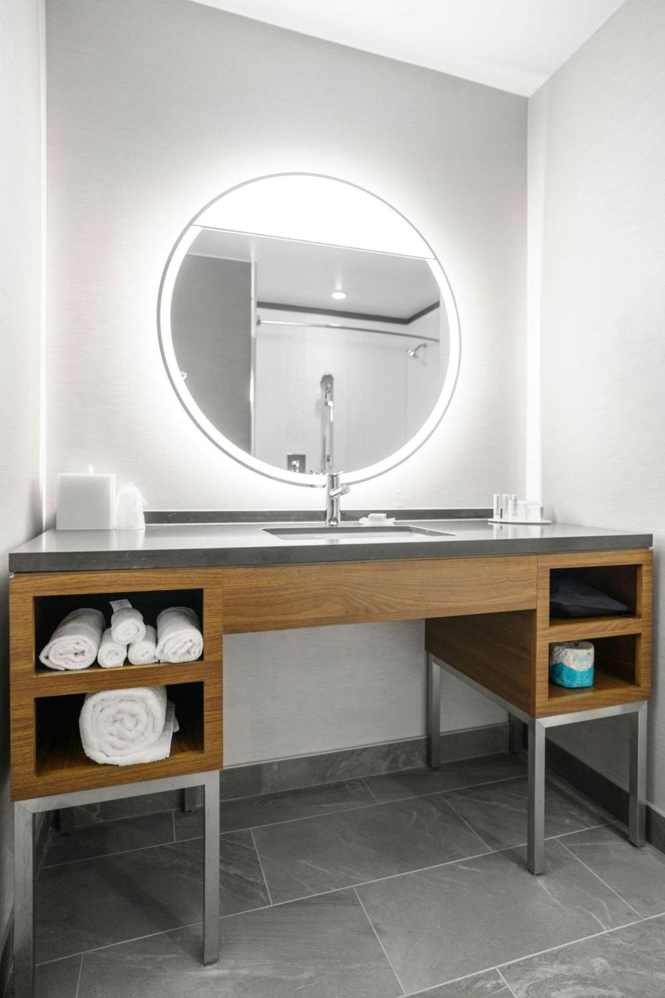 Courtyard By Marriott Indianapolis Hotel