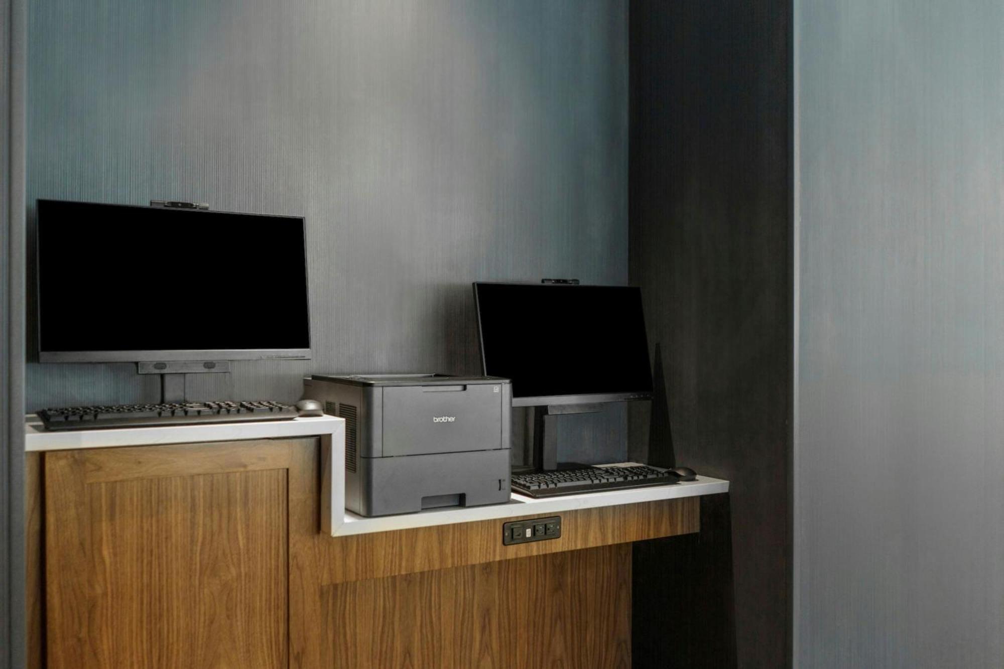 Courtyard By Marriott Indianapolis