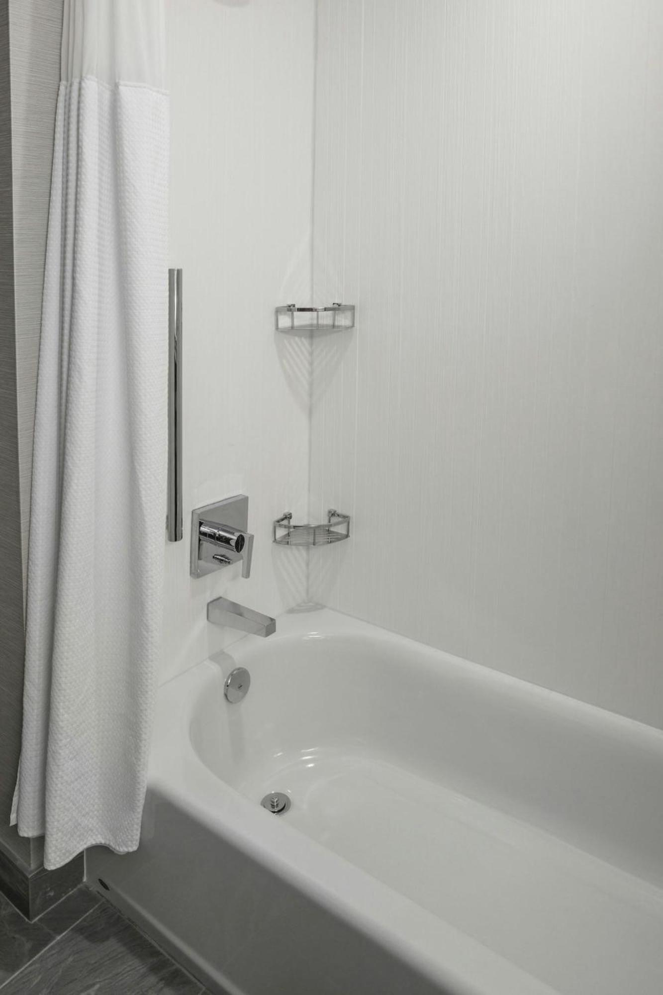 Courtyard By Marriott Indianapolis Hotel
